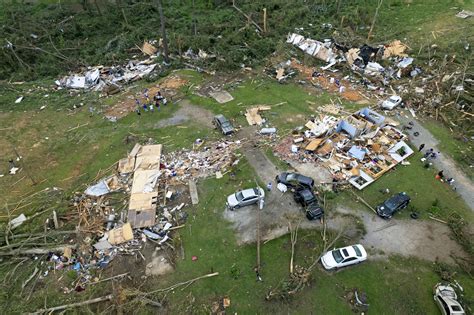 Videos Show Tornadoes Sweeping Across Chicago Area - Newsweek