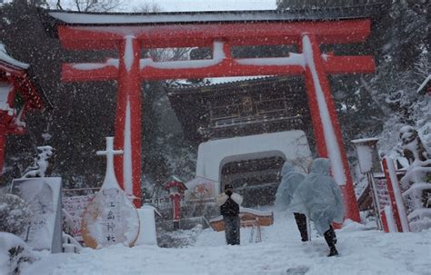 9 Incredible Photos of Japan's Biggest Snowstorm in 45 Years