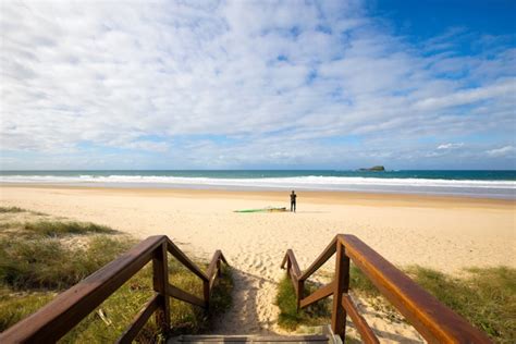 15 Best Sunshine Coast Beaches For Surfing and Swimming | Man of Many