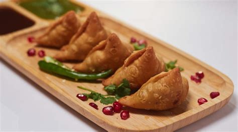 This easy samosa recipe will add flavour to your rainy evening | Food-wine News - The Indian Express