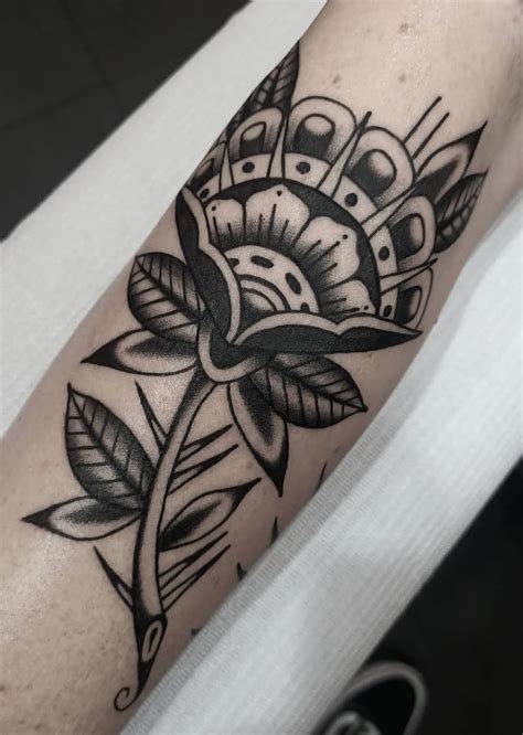 Geometric Flower Tattoos: A Visual Guide