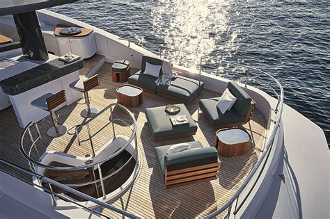 New images of the first high-tech 25m Azimut Magellano 25 Metri