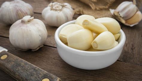 5 Health Benefits of Eating Raw Garlic Daily - lifeberrys.com