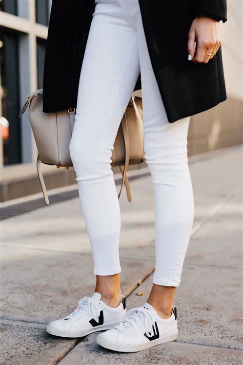 Woman Wearing White Skinny Jeans Veja Esplar White Sneakers Fashion Jackson San Diego Fashion ...