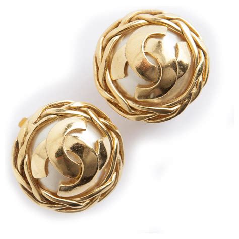 Cambon Chanel Boucles d'oreilles clip CC perle CC Vermeil Doré ref.145063 - Joli Closet