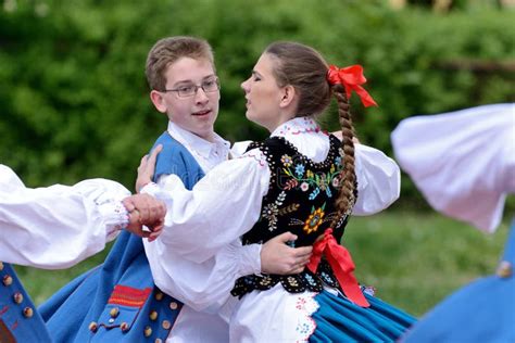 Danse Folklorique Traditionnelle Polonaise Image stock éditorial - Image du traditionnel, polka ...