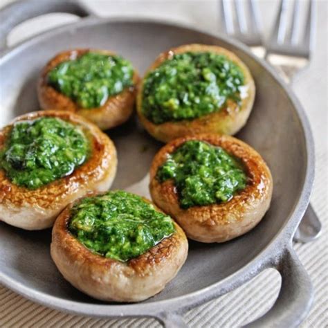 aperitivos faciles, ricos y saludables, setas grandes rellenas de salsa de brócoli, ideas de ...