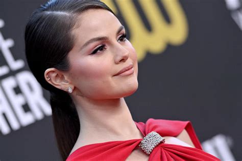 Selena Gomez calls lupus an 'everyday struggle': The signs and symptoms to look for