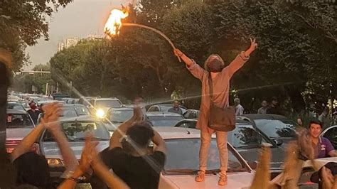 Women in Iran Burn Headscarves in Anti-hijab Protests - GreekReporter.com