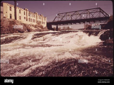 SPOKANE RIVER AND FALLS IN DOWNTOWN SPOKANE Stock Photo - Alamy