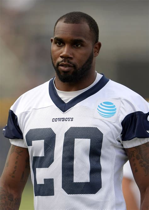 Cowboys Re-Sign Darren McFadden