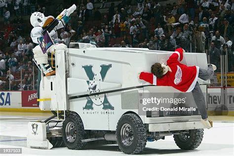 Detroit Red Wings Mascot Photos and Premium High Res Pictures - Getty ...