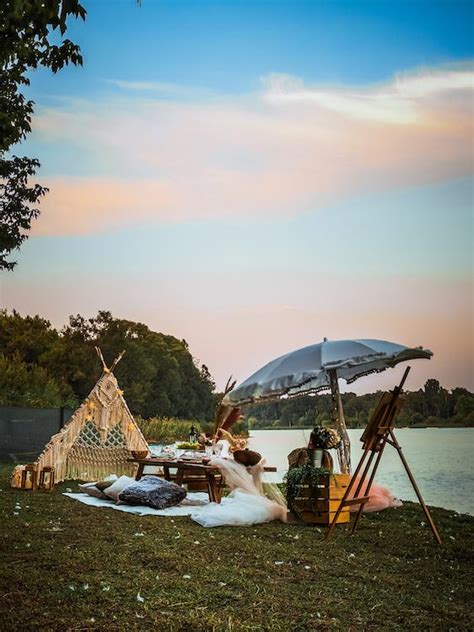 Picnic Table Near the Lake · Free Stock Photo