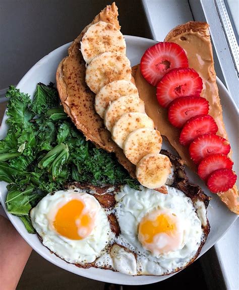 Sweet and savory breakfast plate this morning 🍓🍳 A little bit of everything 👌🏻 A toasted piece o ...