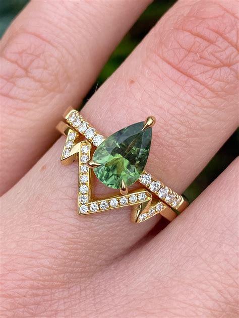 Green tourmaline ring in 18ct yellow gold - Baroque Bespoke Jewellery