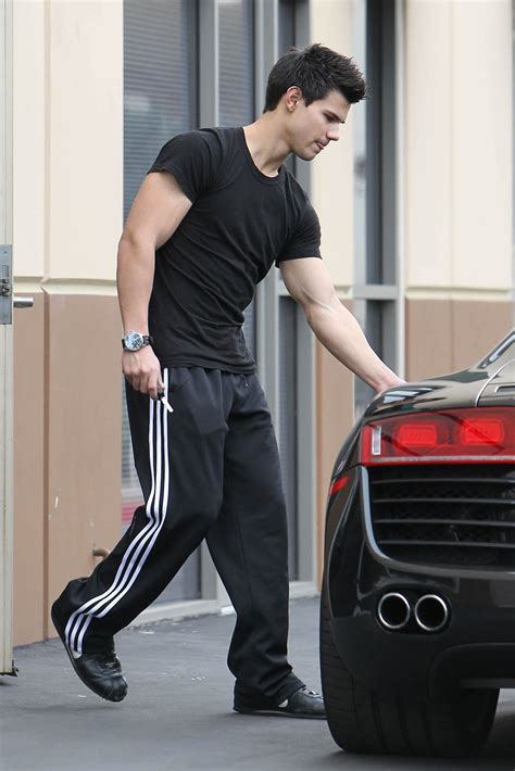 OFFICIAL TAYLOR LAUTNER FAN PAGE: Taylor Goes For A Workout On New Year's Eve Day (December 31 ...