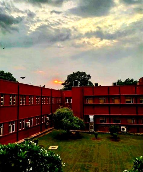 LADY SHRI RAM COLLEGE FOR WOMEN (LSR) | by Sejalverma18 | Elucidation Today | Medium