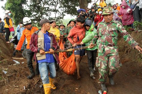 Evakuasi jenazah korban erupsi Gunung Marapi | ANTARA Foto