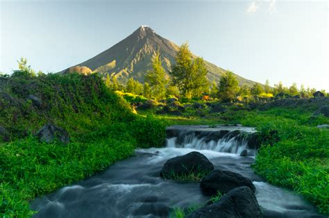 Getting a clear view of Mount Mayon in the Philippines - Trekpedition