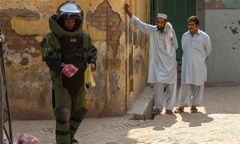 One-man bomb disposal squad without safety gear - Pakistan - DAWN.COM