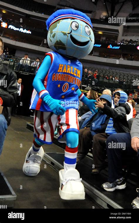 The harlem globetrotters mascot hi-res stock photography and images - Alamy