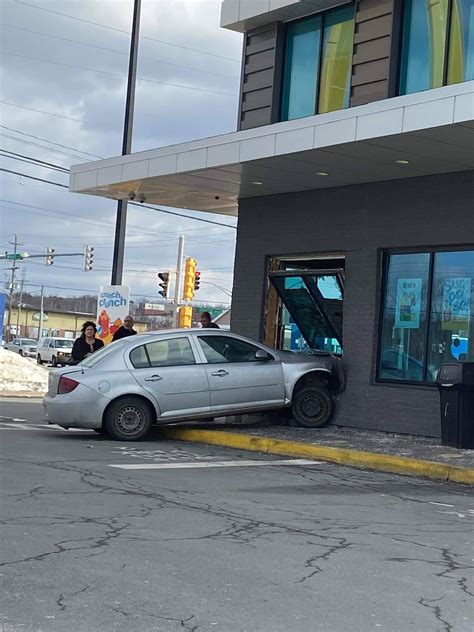 Police investigate McDonald’s car crash – haligonia.ca