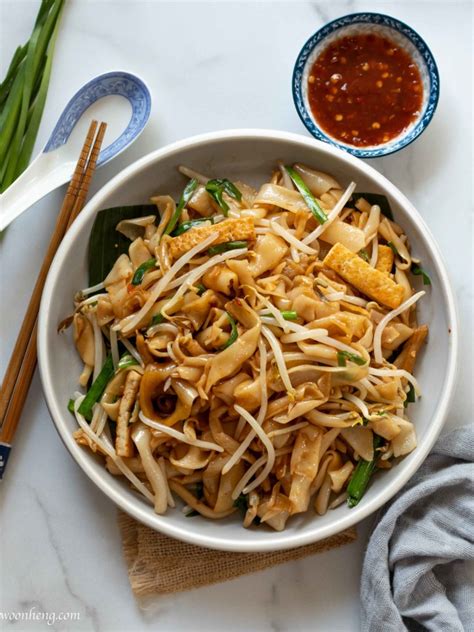 Vegan Char Kuey Teow - Stir-fried Flat Rice Noodles '炒粿条' - WoonHeng