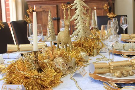 Christmas Table traditional Gold and White Design — Chic Party Ideas