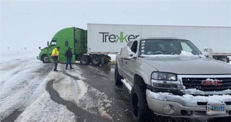 VIDEO: Pickup driver frees semi truck stuck in snow