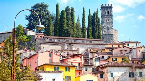 Barga: How Italy's most Scottish town coped without its annual 'invasion' - BBC News