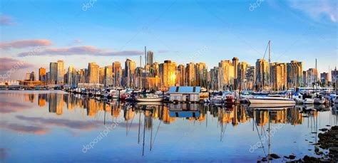 Vancouver skyline panorama at sunset — Stock Photo © pandionhiatus3 ...