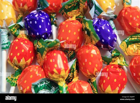 Lollipops with coloured wrappers Stock Photo - Alamy