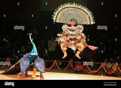 Traditional manbhum chhau dance hi-res stock photography and images - Alamy