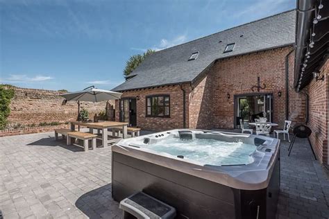 These cottages with hot tubs will make you want to book a staycation