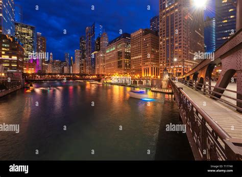 Night view of Chicago city in Chicago, Illinois Stock Photo - Alamy