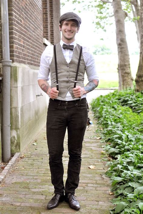 trousers in black, worn with suspenders, a white shirt and a beige vest ...