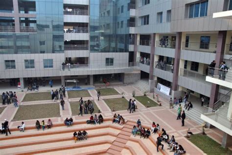 IUB ranks first among private universities in Bangladesh in SIR 2021 ...