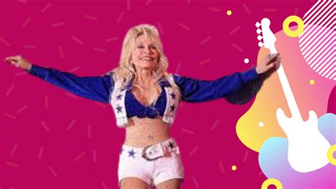 Dolly Parton Lights Up Thanksgiving with Show-Stopping Halftime Performance, Stunning as Dallas ...