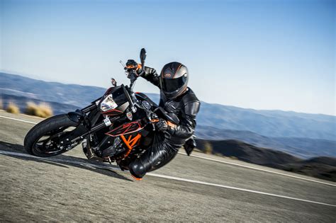 2015 KTM 690 Duke Review