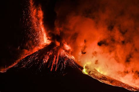 Oozing tendrils of lava spew from Mount Etna in spectacular nighttime photos | Live Science