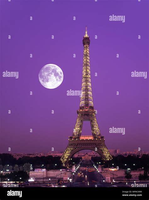 Eiffel tower 1980s hi-res stock photography and images - Alamy