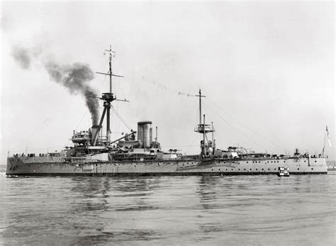 Late war photo of HMS Dreadnought, the battleship that started it all*. [5217x3821] : r/WarshipPorn