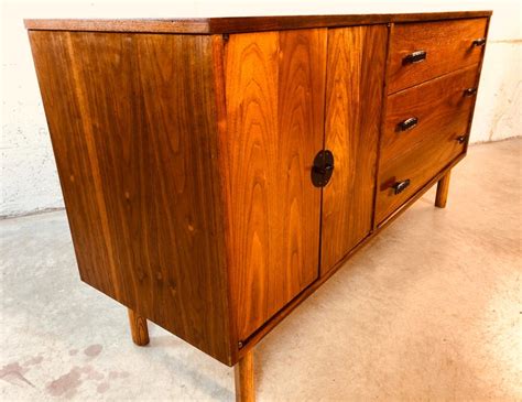 1960s Walnut Wood Credenza by Bassett Furniture Co. For Sale at 1stDibs