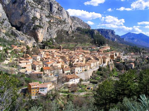 File:Moustiers Sainte Marie 1.jpg - Wikipedia