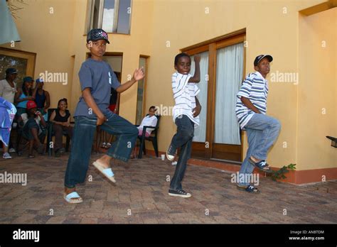 Family gathering and music hi-res stock photography and images - Alamy