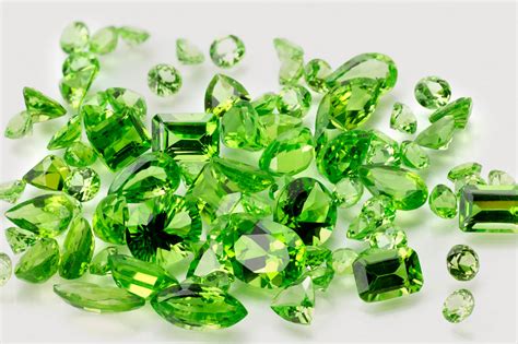 Discovering the Magic of Peridot: Meaning, Uses & Benefits