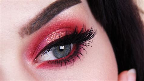 How to Pull Off the Perfect Red Eyeshadow Look?