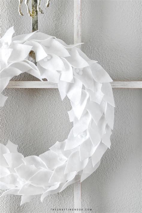 DIY Gorgeous Felt Leaf Wreath for Christmas - The Crafting Nook