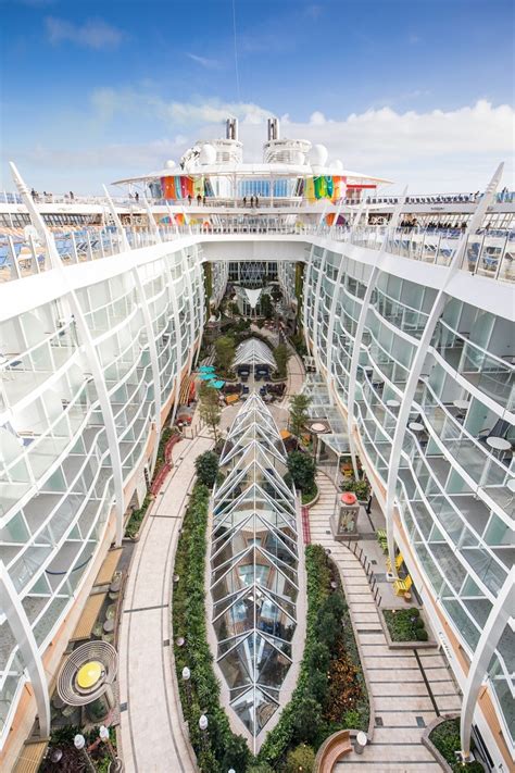 Inside the world's largest cruise ship - Symphony of the Seas | MiNDFOOD