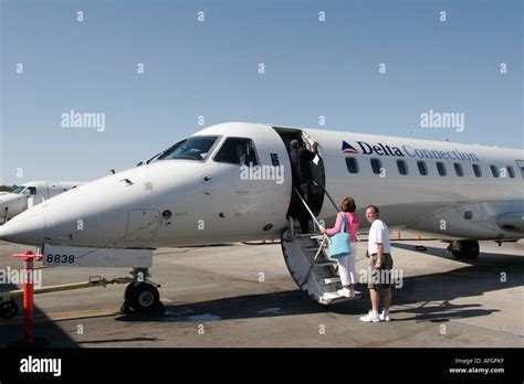 Orlando Florida Airport Delta commuter jet passengers boarding Stock Photo: 7967934 - Alamy